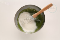 美味的抹茶蛋糕卷做法图解7)