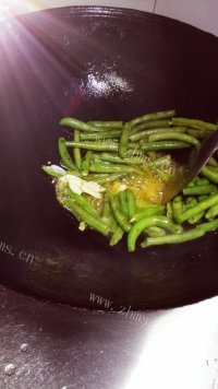 家常菜干煸四季豆做法图解2)