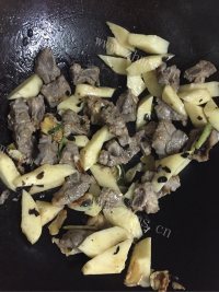美味的土豆焖排骨做法图解5)
