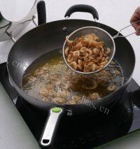 香味四溢的油爆河虾做法图解3)