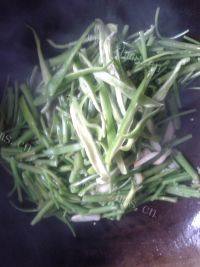 食欲满满的清炒空心菜梗做法图解7)