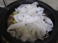 营养丰富的白菜猪肉炖粉条做法图解14)