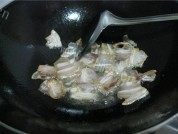 吸引人的腊肉炒蒜苗做法图解2)