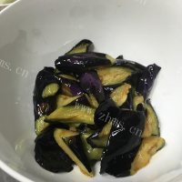 回味无穷的肉段烧茄子做法图解5)