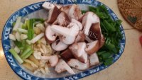 香菇炖鱼汤做法图解3)