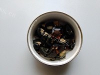 色泽鲜亮的皮蛋拌豆腐做法图解3)