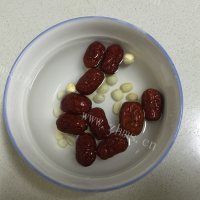 美味的银耳红枣莲子羹做法图解2)