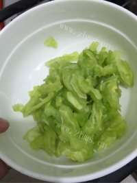 五味俱全的苦瓜煎蛋做法图解3)