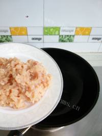 美味的鸡肉笋丁酸菜饼做法图解2)