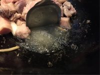 清脆爽口的猪肉炖豆角做法图解3)
