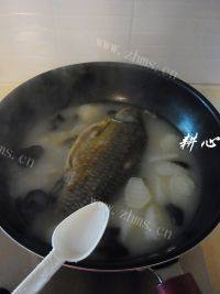 自制木耳萝卜鲫鱼汤做法图解9)