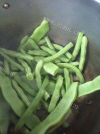 土豆炖豆角做法图解5)