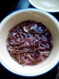 营养开胃的茶树菇排骨汤做法图解4)