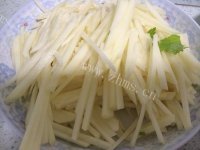 家常菜芹菜土豆丝做法图解2)