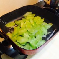 家常菜肉片炒莴笋做法图解6)