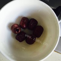 美味的板栗鸡爪汤做法图解6)