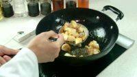 家常菜鳕鱼炖豆腐做法图解3)