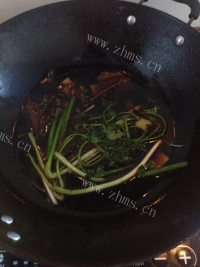 珍馐美味的秘制熏鱼做法图解5)