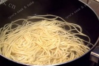 好吃的香菇榨菜肉丝炒面做法图解3)