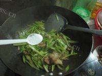 「念念不忘」芹菜炒肉做法图解9)