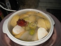 美味的青橄榄雪梨炖瘦肉做法图解9)