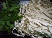美味的荆芥凉拌面做法图解1)