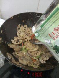 香辣的素炒藕片做法图解5)