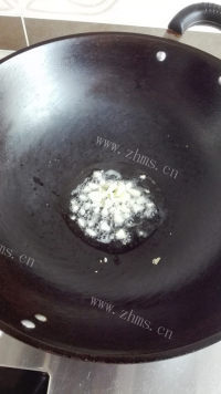 美味的蒜蓉荷兰豆做法图解3)