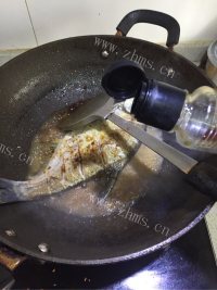 自制红烧野生鳊鱼做法图解6)