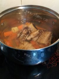 鱼骨汤做法图解7)