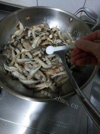 家常菜肉片炒平菇做法图解7)