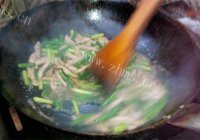 家常菜蒜薹炒肉做法图解4)