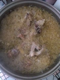 可口的排骨炖酸菜做法图解4)