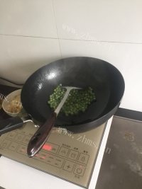 家常菜豌豆炒虾仁做法图解3)