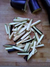 口感极佳的青椒炒茄条做法图解2)