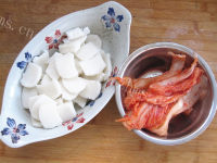 自制辣白菜炒年糕做法图解1)