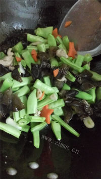 美味木耳鸡肉炒豆角做法图解7)