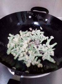 家常菜花菜炒肉片做法图解5)