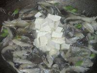 美味的蘑菇豆腐汤做法图解6)