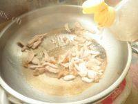 美味的韭菜苔炒肉做法图解5)