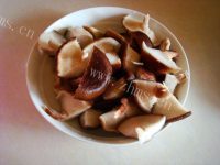 嫩香的鸡翅炖香菇做法图解2)