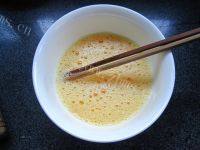 味道不错的洋葱炒蛋做法图解3)