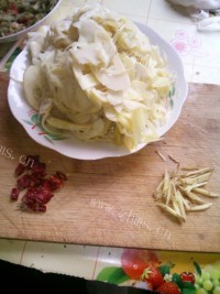 美味炒黄笋做法图解4)