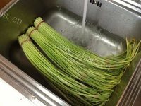 香气浓郁的腌蒜苔做法图解1)