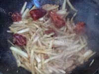 家常菜五花肉炒辣白菜做法图解10)