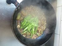 美味的蚕豆瓣炖茄子做法图解9)