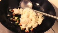 营养的孜然胡萝卜黄瓜炒饭做法图解7)