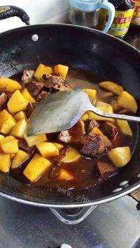 营养丰富的土豆炖牛肉做法图解9)