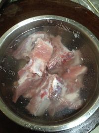 营养的酸菜炖排骨做法图解4)