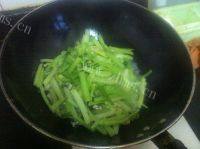 家庭版芹菜炒肉丝做法图解3)